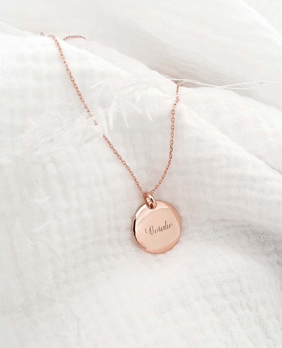 Personalisierte Medaillon-Halskette mit Namen in Roségold