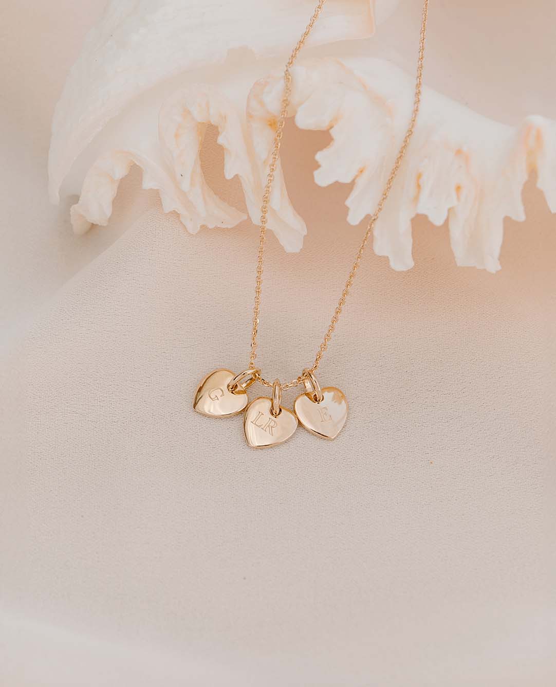 Halskette „Sasha“ mit 3 kleinen Herzchen und Initialen in Gold