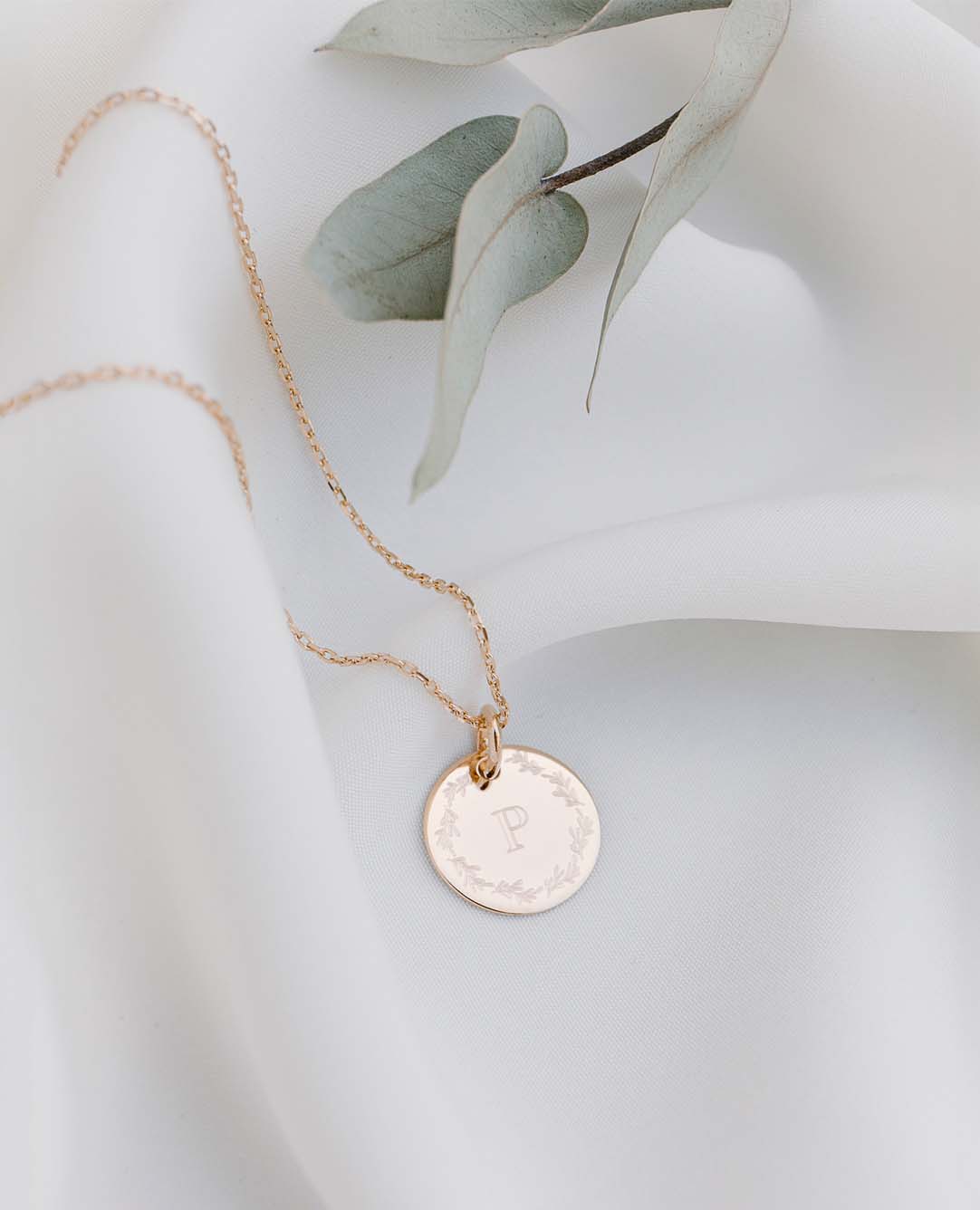 Personalisierbare Taufmedaille mit Initiale und Blätterkranz