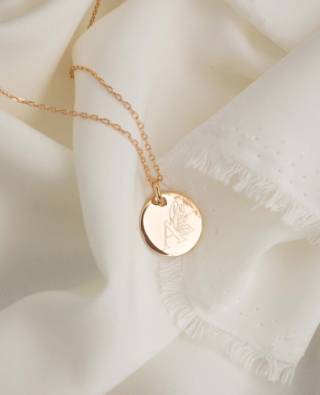 Personalisierte Taufmedaille mit Schmetterlingsbuchstabe