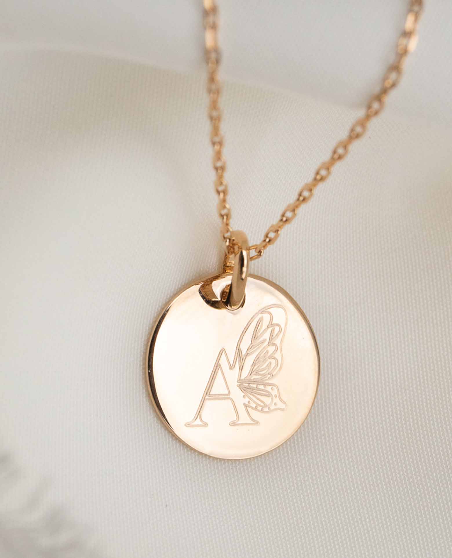 Médaille baptême personnalisée lettrine papillon