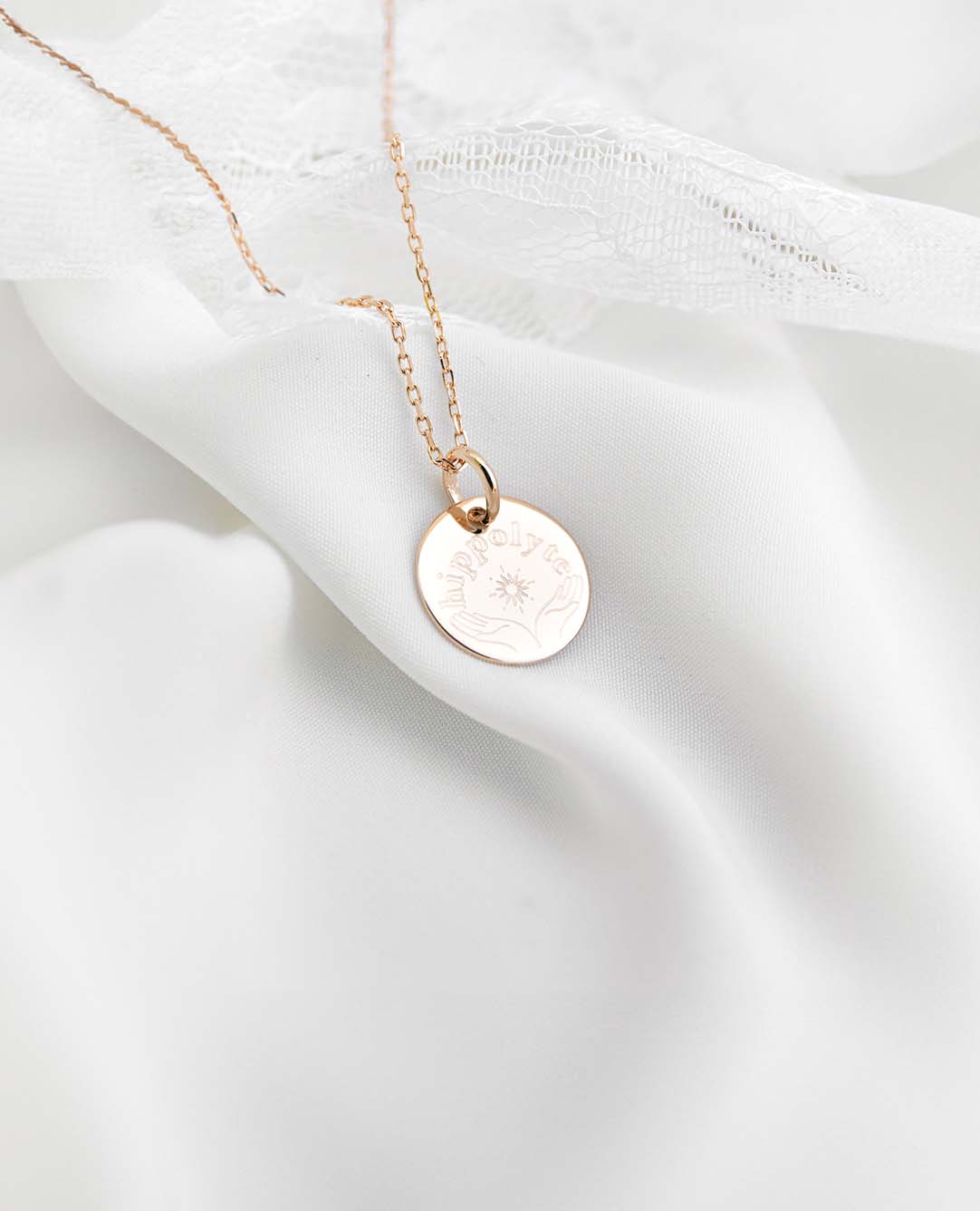 Personalisierte Taufmedaille mit ausgestreckten Händen