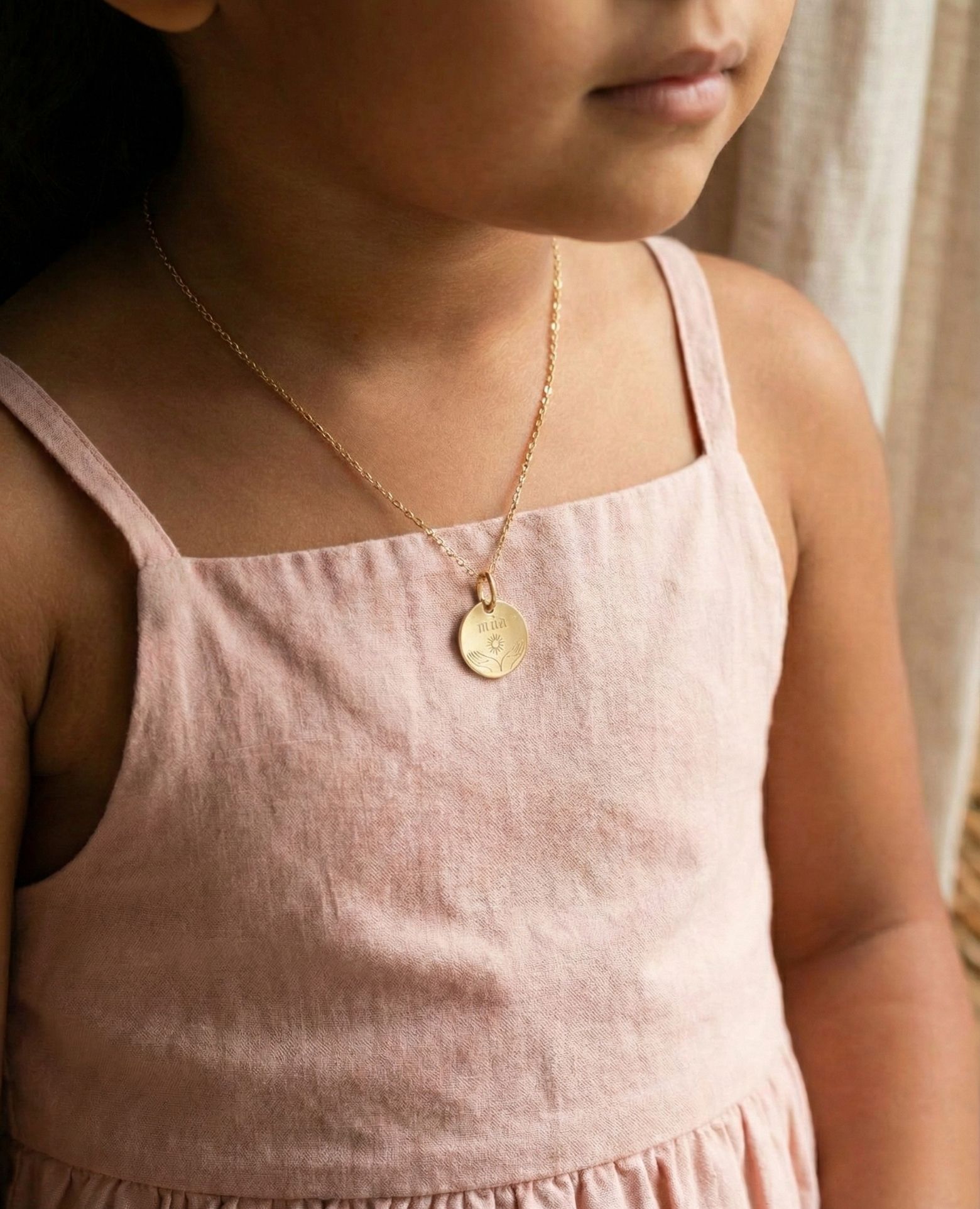 Médaille de bapteme mains tendues prénom