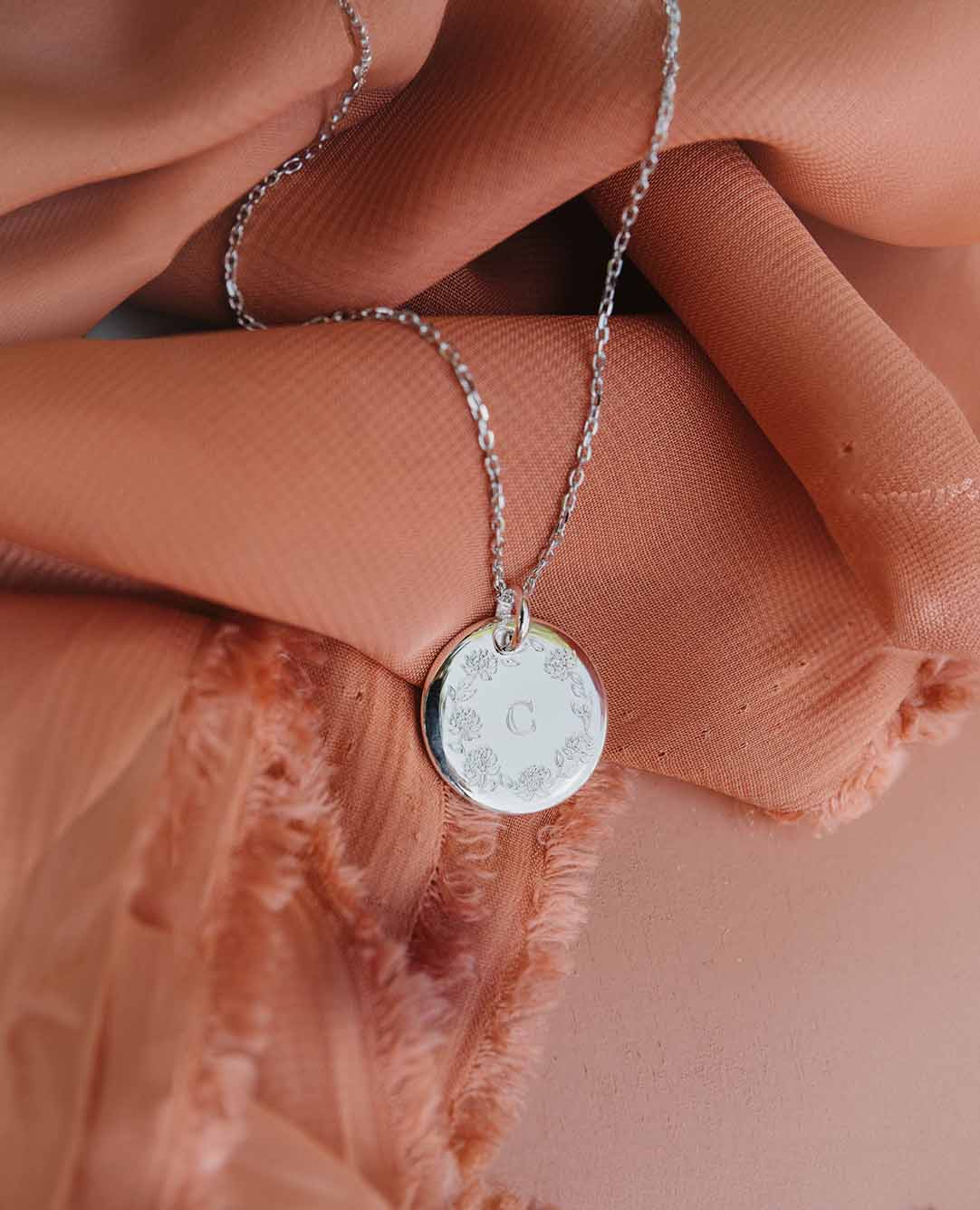 Gewölbte Halskette mit Initialen in 925er Silber