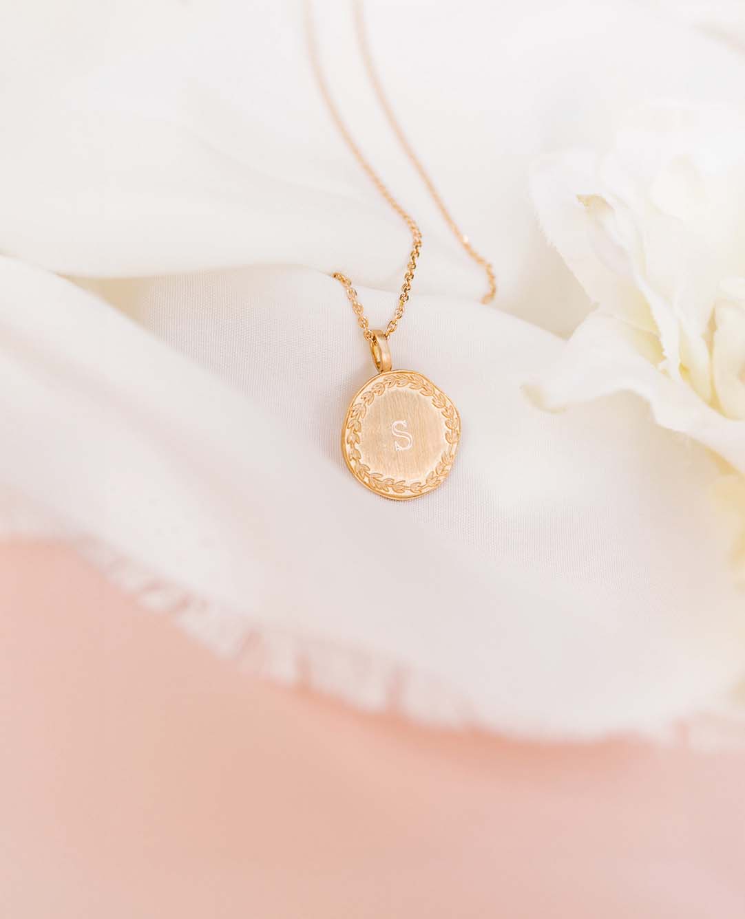 Taufmedaille mit Initialenkrone aus gebürstetem Gold