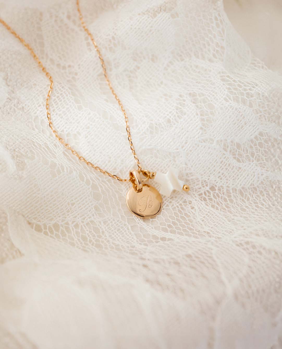 Taufkette mit Initialen und Perlmuttkreuz