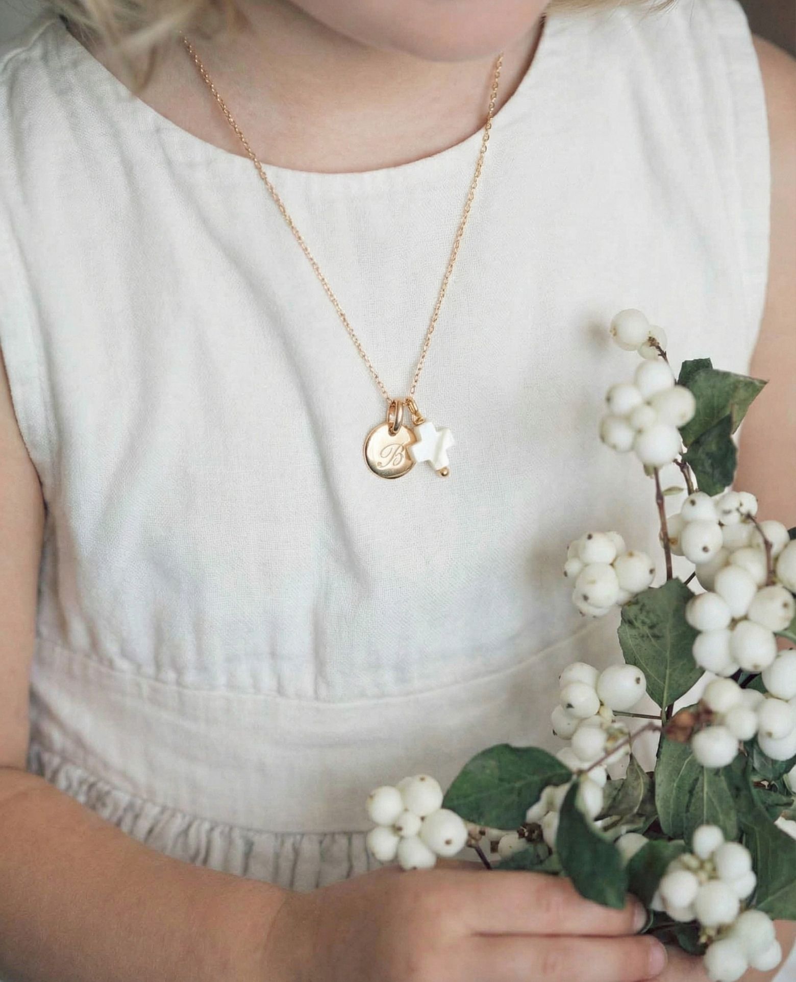 Collier baptême initiale et croix nacre