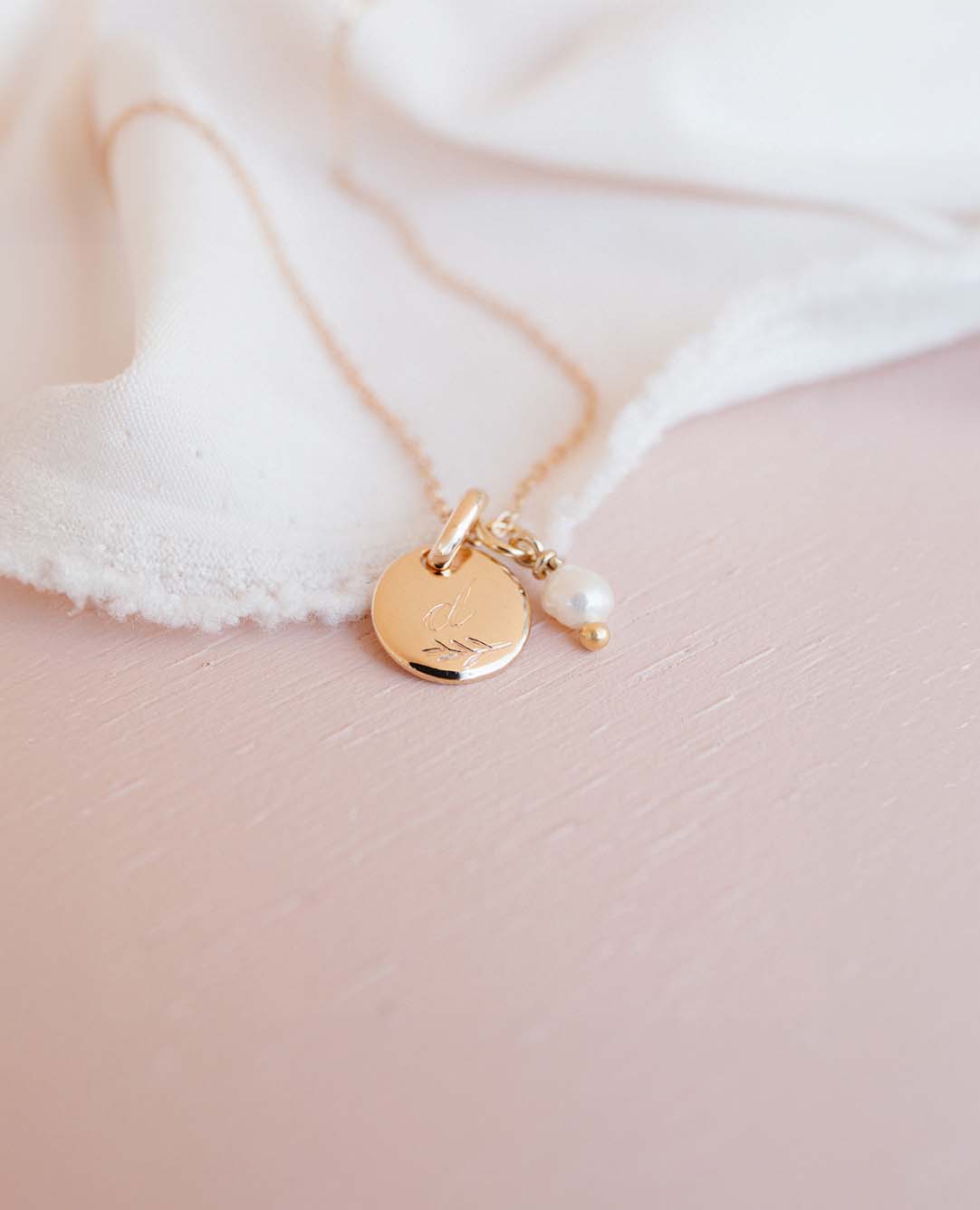 Halskette vergoldet mit Initialen, Blatt und Perle