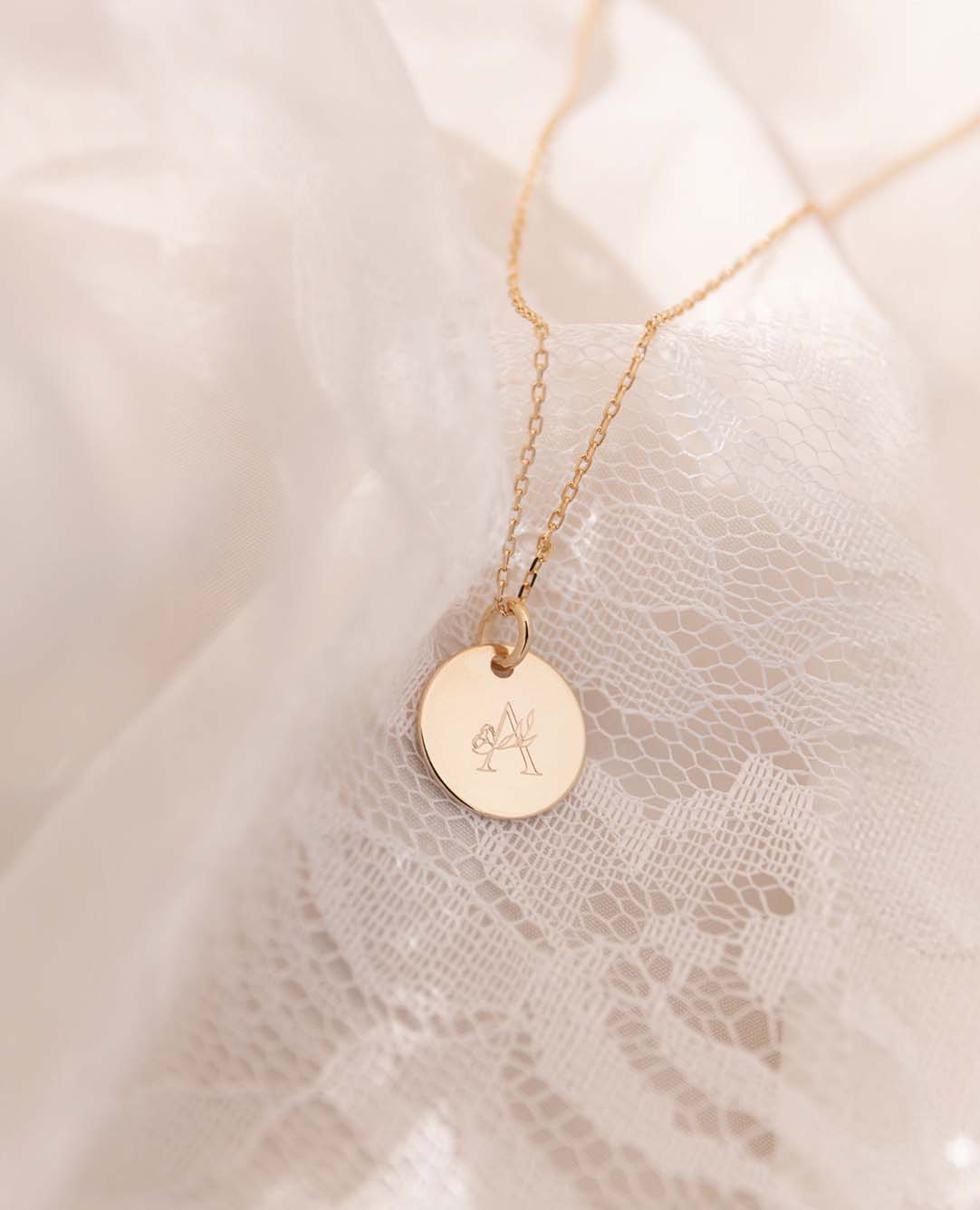 Personalisierte Taufmedaille mit floralem Initial