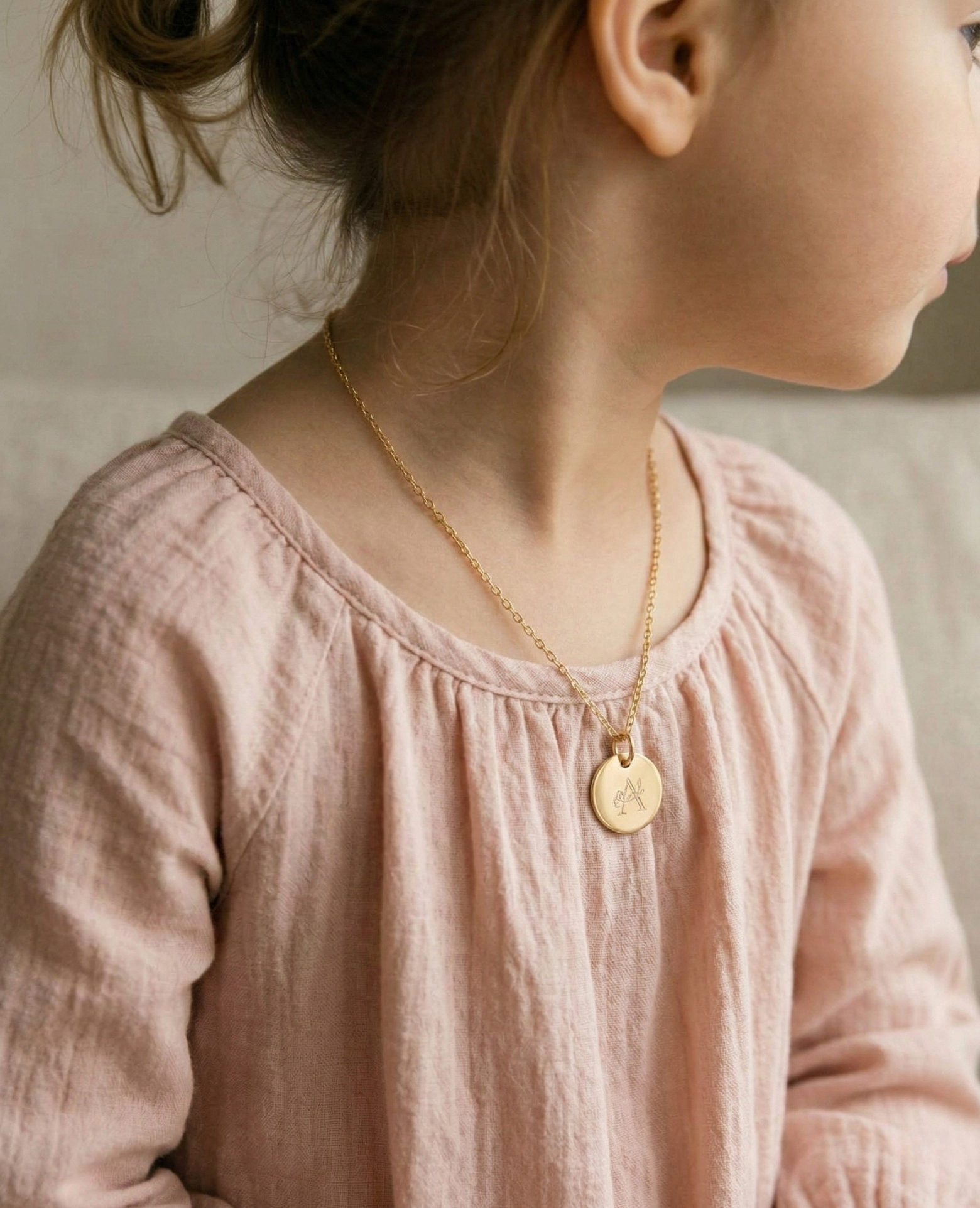 Médaille baptême personnalisée lettrine florale