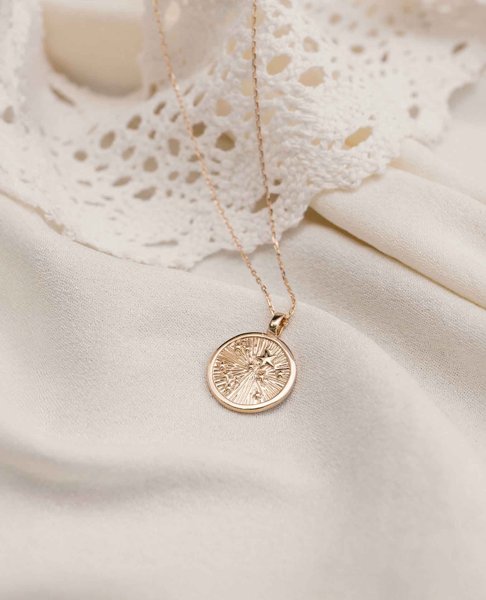 Médaille baptême plaqué or <i>Nuée d'étoiles</i>