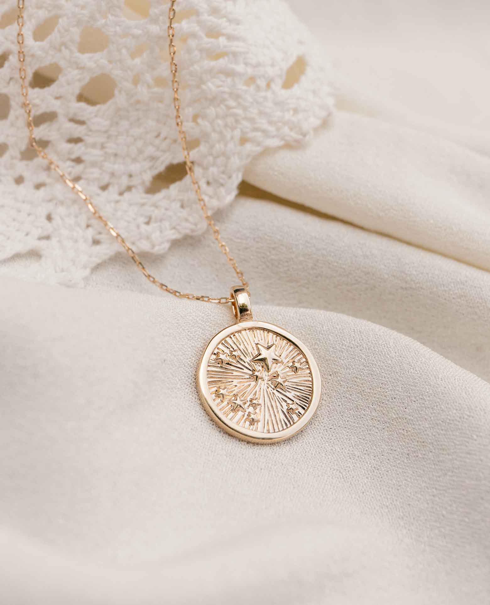 Médaille baptême plaqué or <i>Nuée d'étoiles</i>