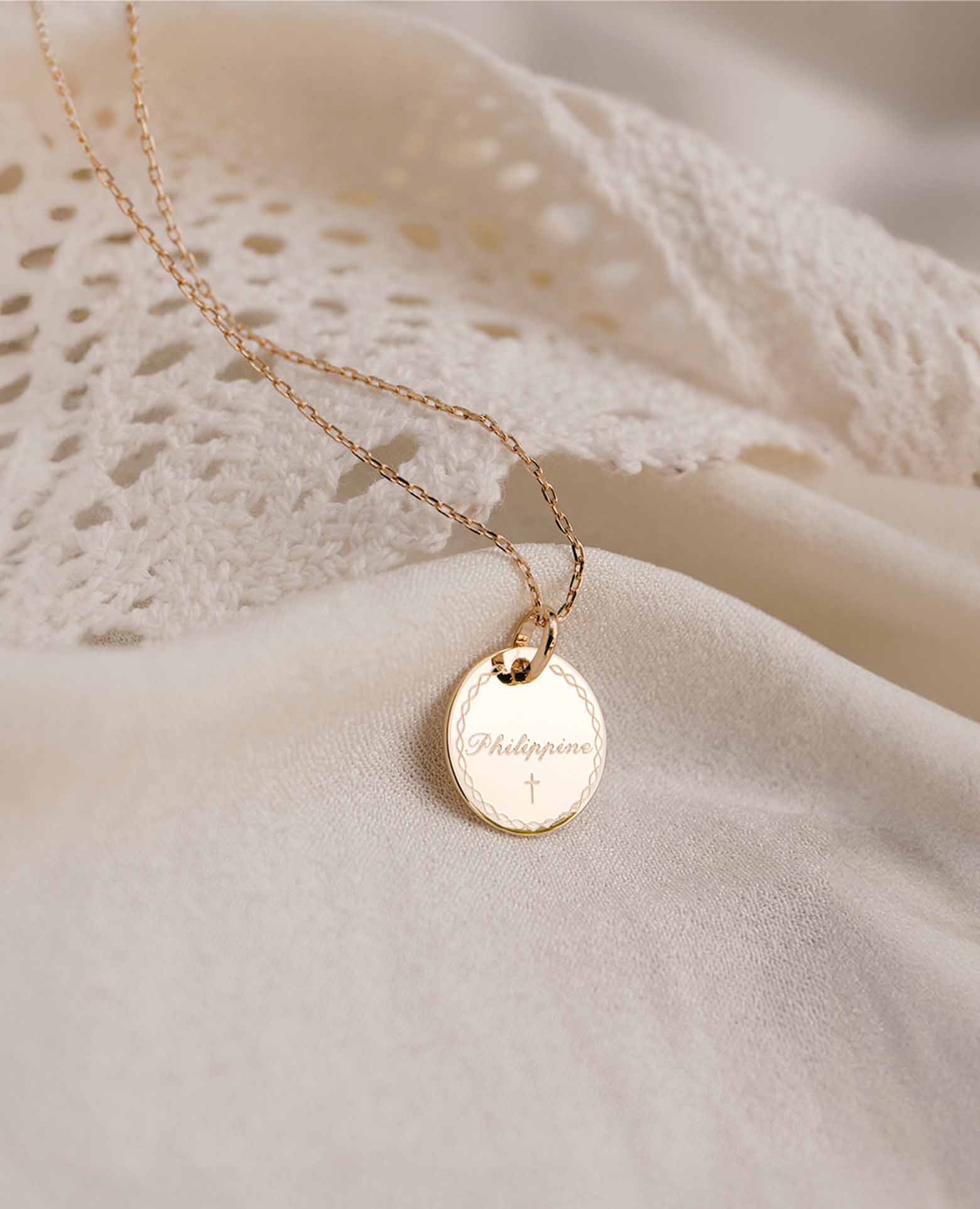 Taufmedaille mit feinem Rahmen und Liniendetail
