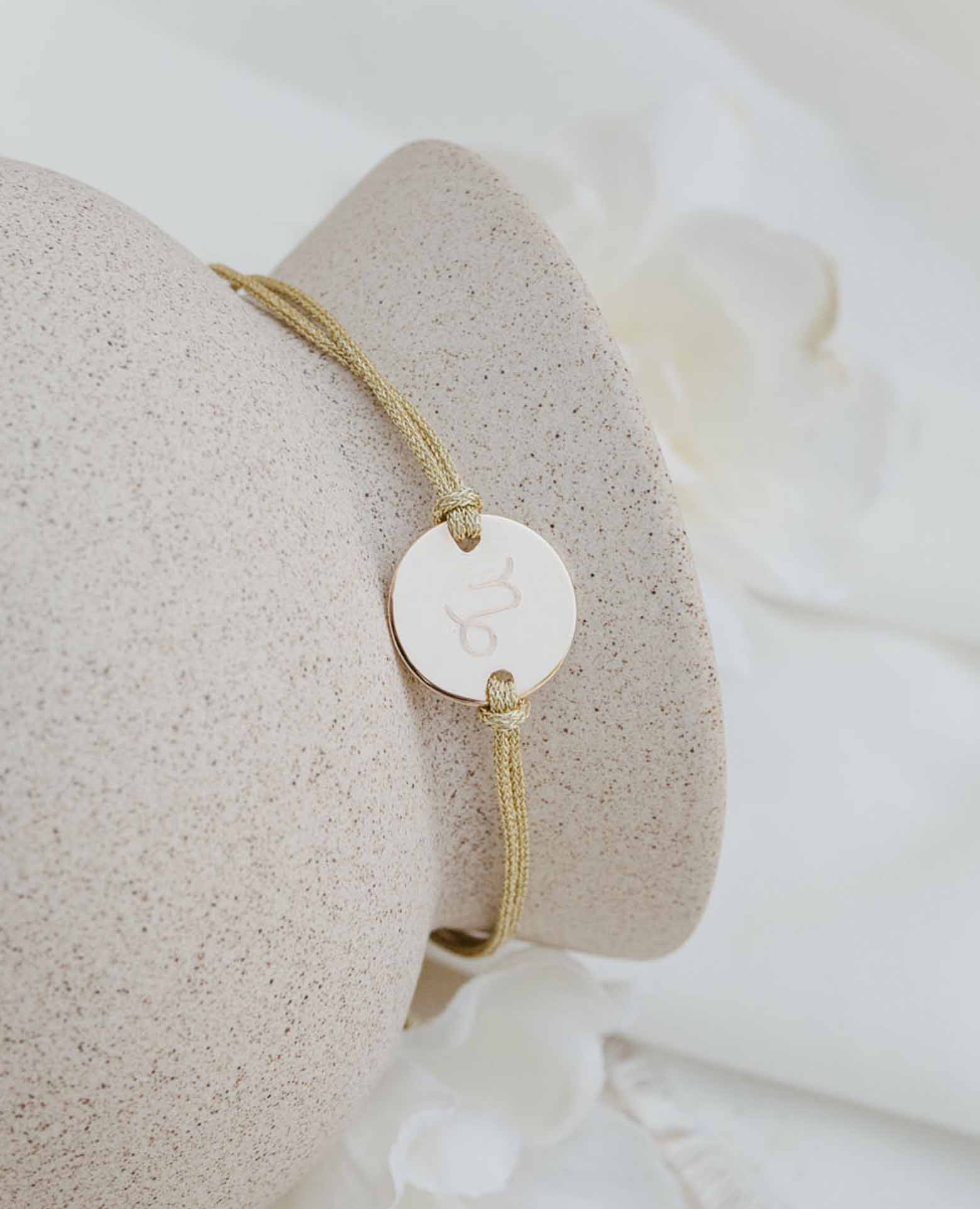 Personalisierbares Gold-Armband mit Sternzeichen