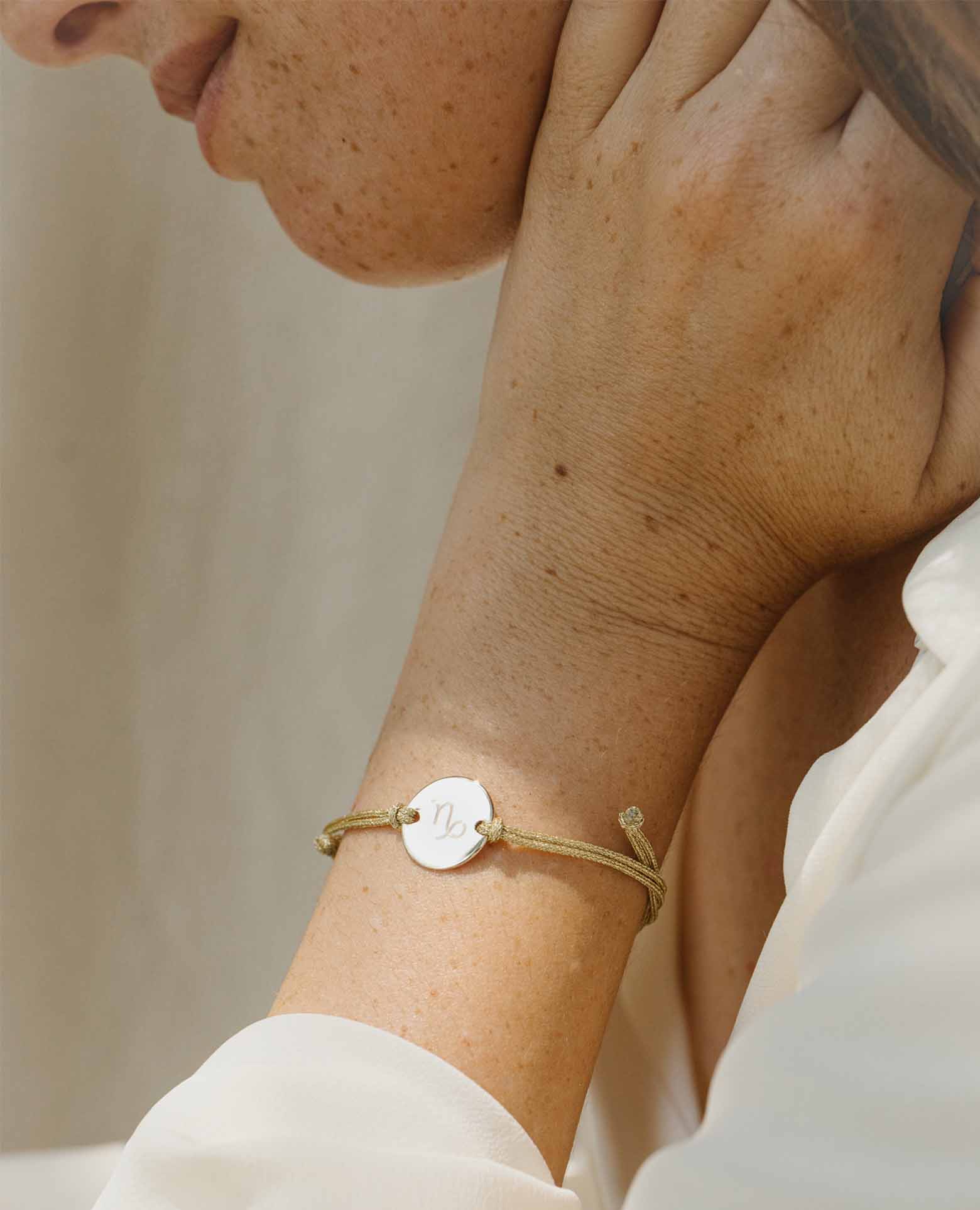 Personalisierbares Gold-Armband mit Sternzeichen