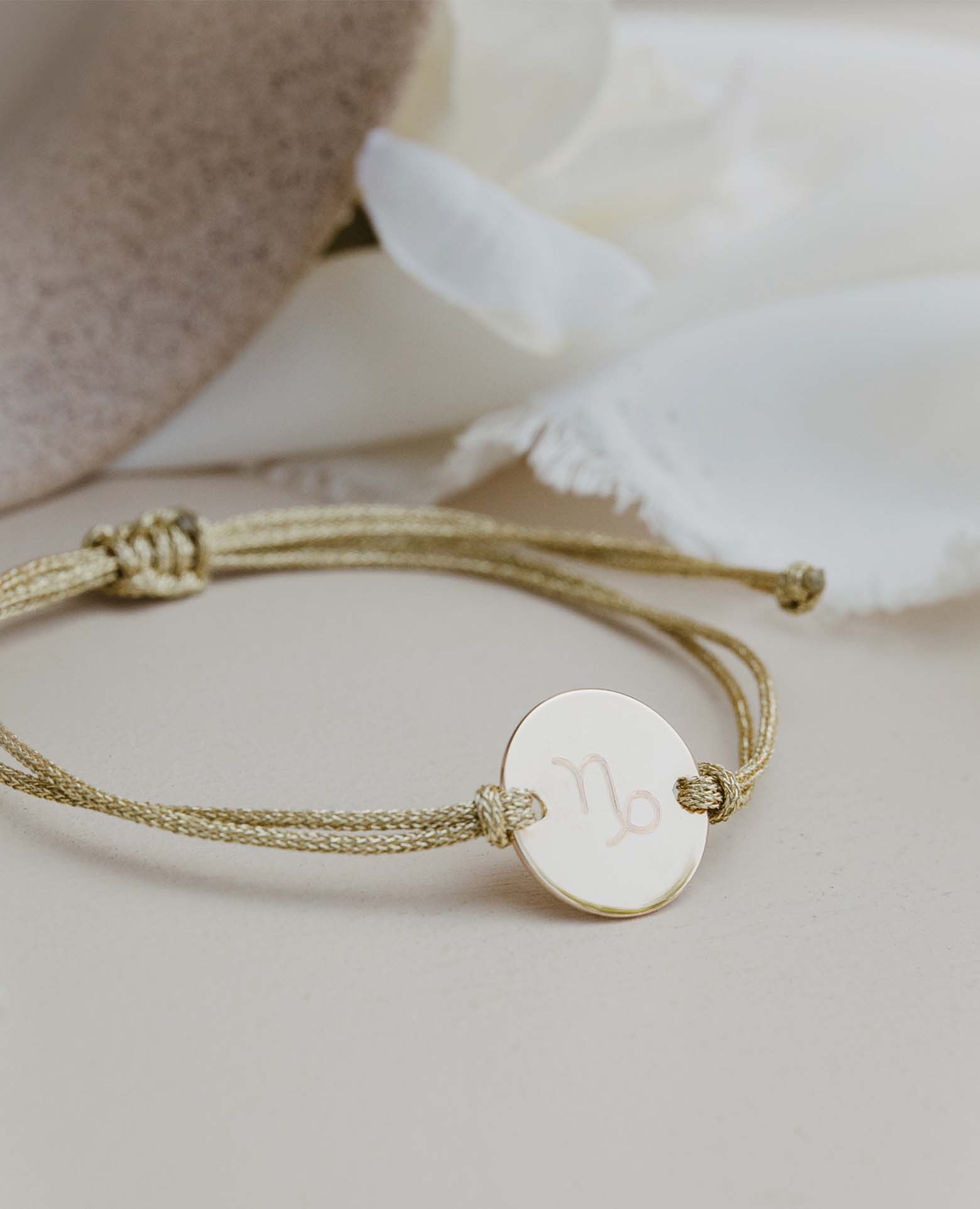 Personalisierbares Gold-Armband mit Sternzeichen
