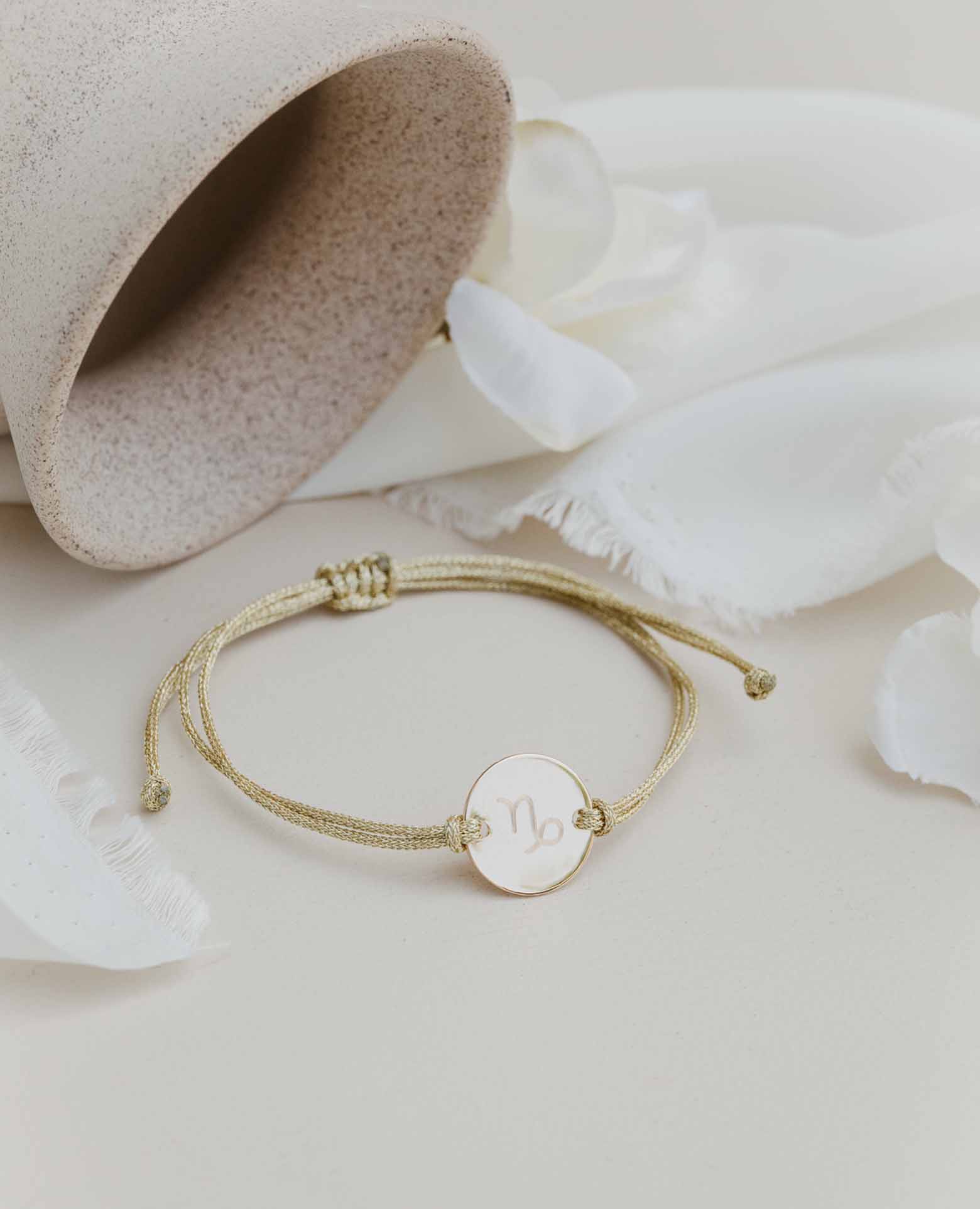 Personalisierbares Gold-Armband mit Sternzeichen