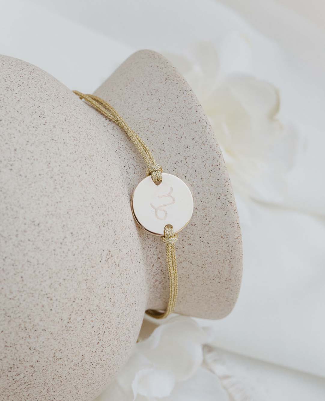 Personalisierbares Gold-Armband mit Sternzeichen