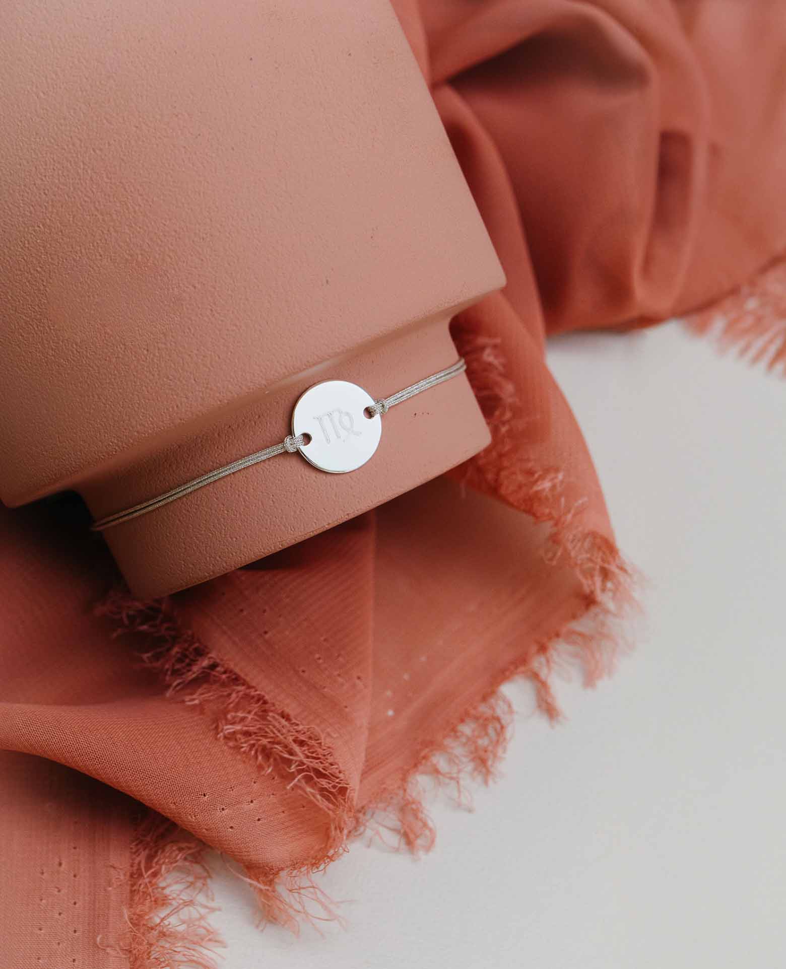 Personalisierbares Silber-Armband mit Sternzeichen
