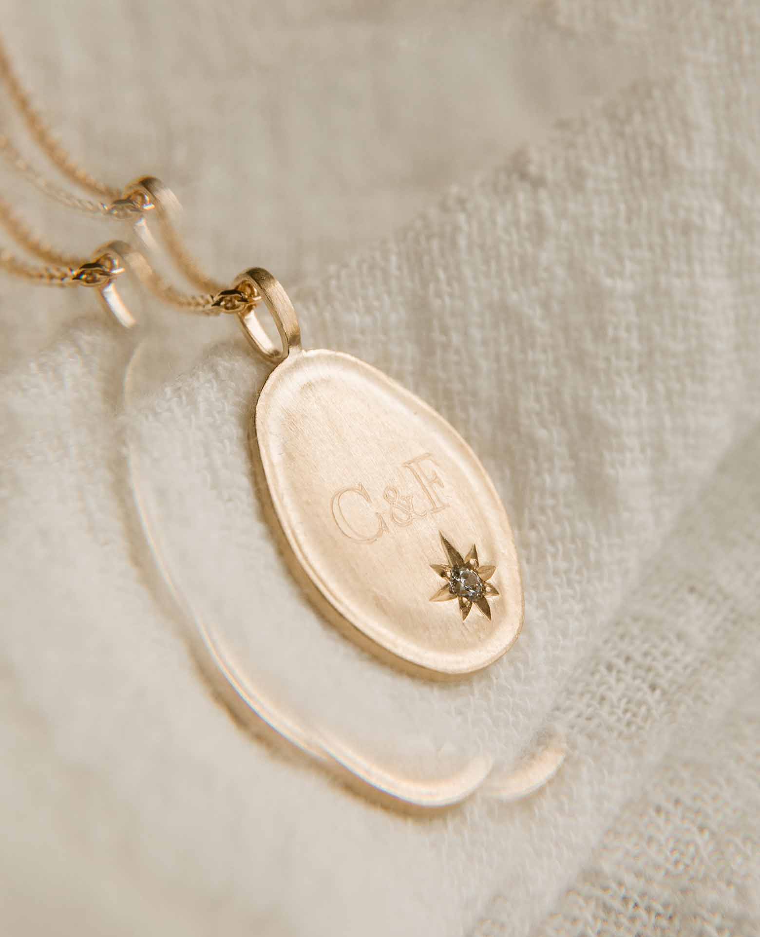 Personalisierte ovale Medaille <i>Ines</i> mit Zirkon und Initialen