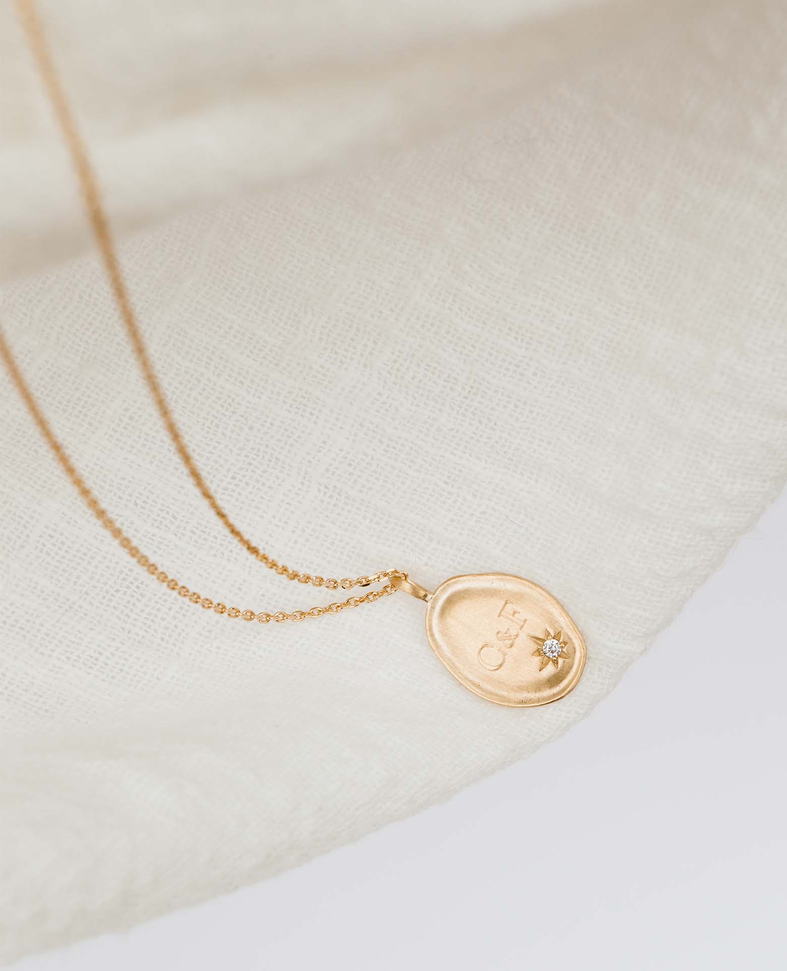 Personalisierte ovale Medaille <i>Ines</i> mit Zirkon und Initialen