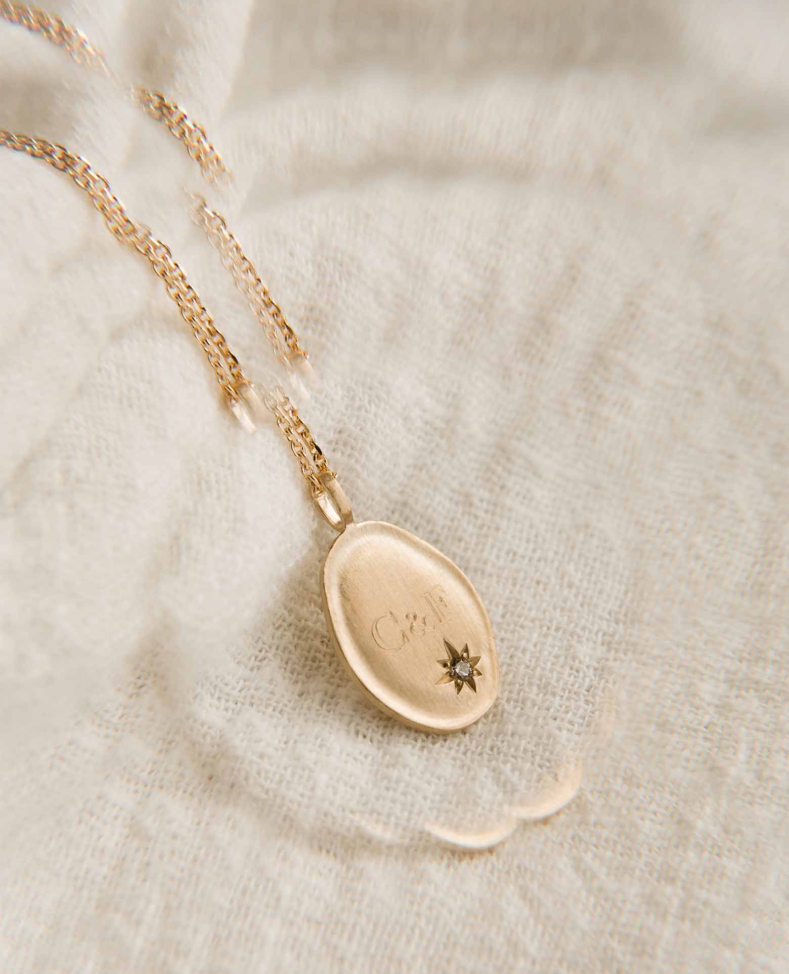 Personalisierte ovale Medaille <i>Ines</i> mit Zirkon und Initialen