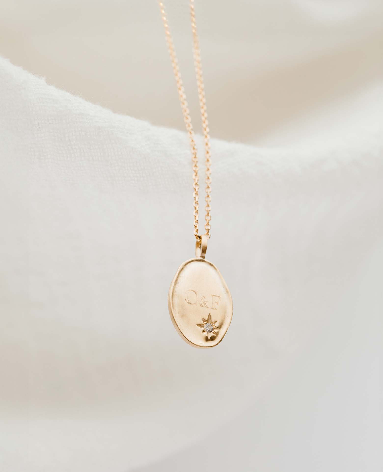 Personalisierte ovale Medaille <i>Ines</i> Zirkon und Initialen
