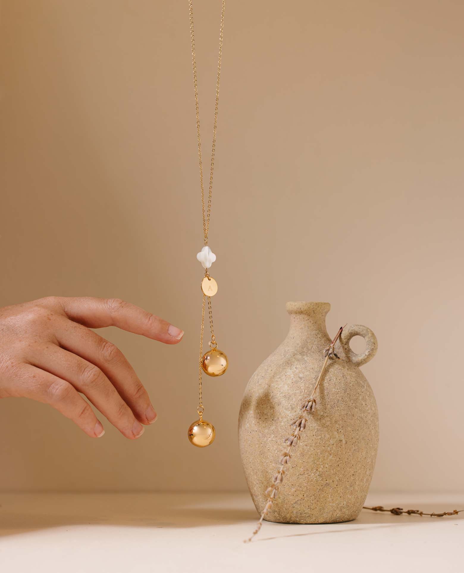 Personalisierte Schwangerschafts-Klangkugel für Zwillinge <i>June</i> Gold mit Perlmutt