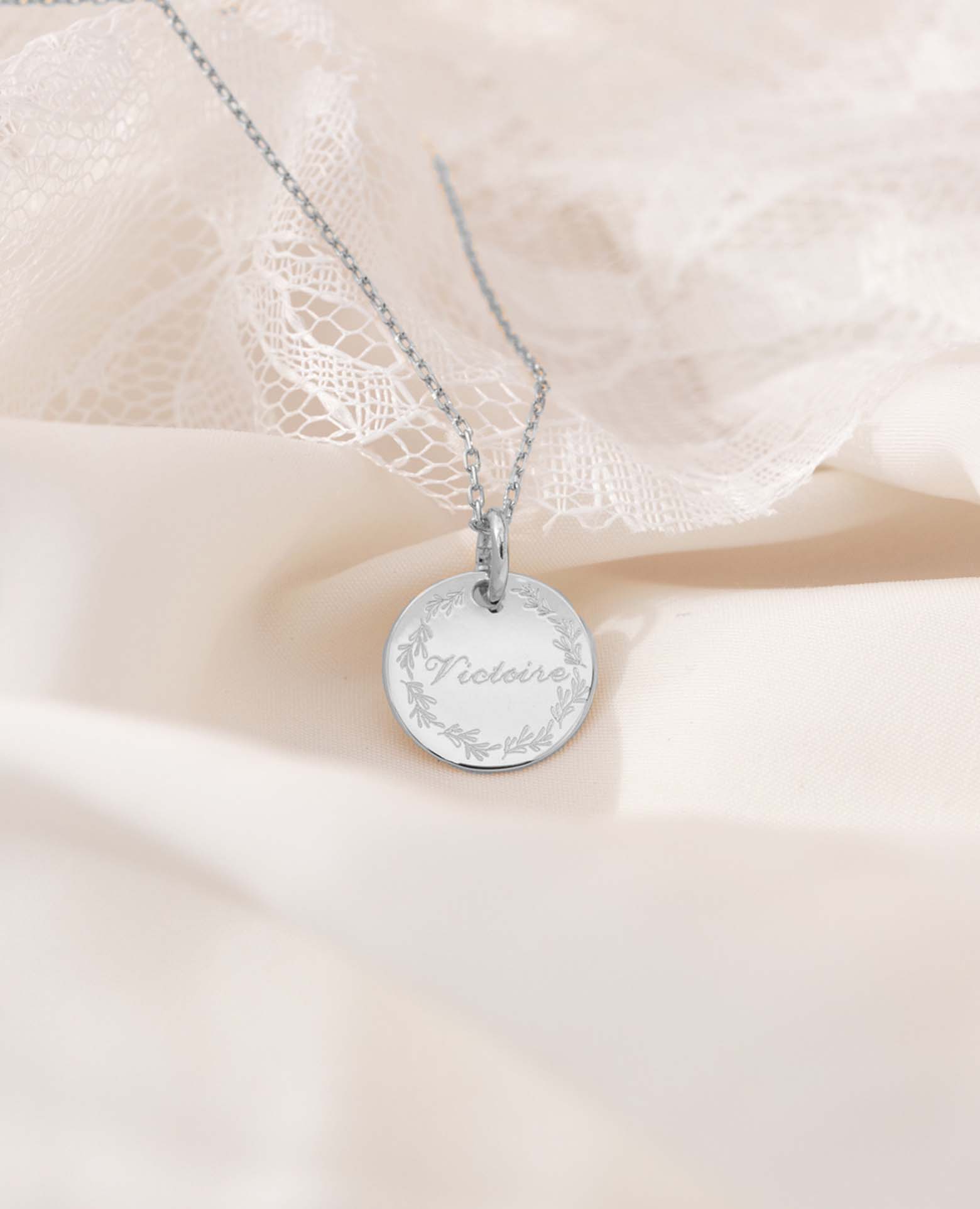 Taufmedaille aus massivem Silber mit Blattkranz