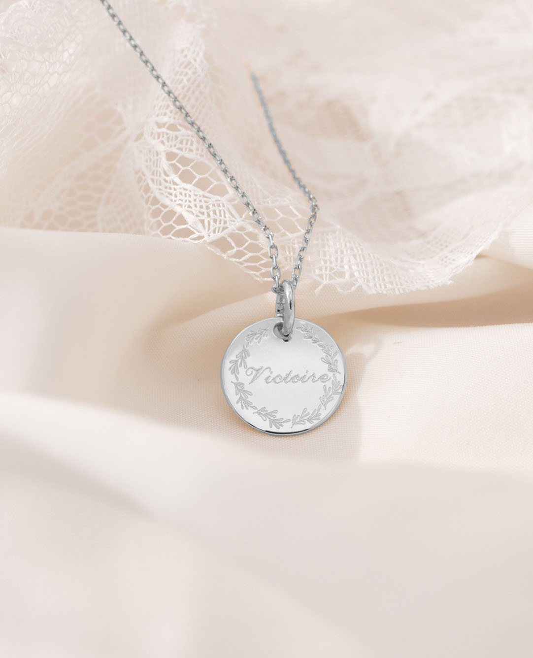Taufmedaille aus massivem Silber mit Blattkranz
