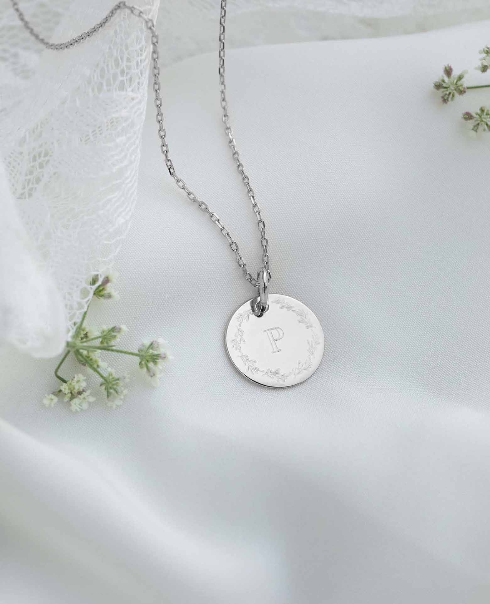 Personalisierte Taufmedaille mit Blätterkranz und Initiale aus 925er Silber