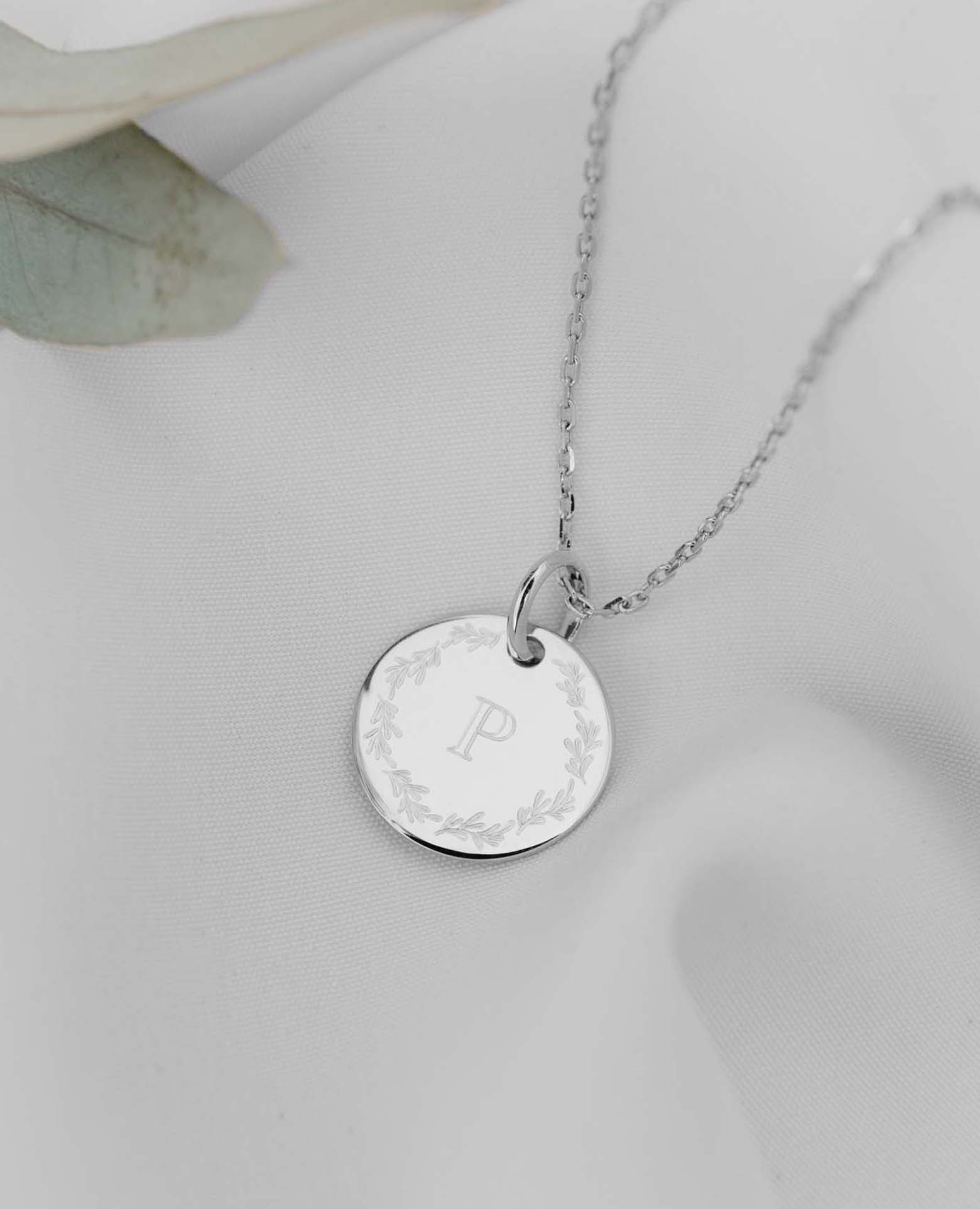 Personalisierte Taufmedaille mit Blätterkranz und Initiale aus 925er Silber