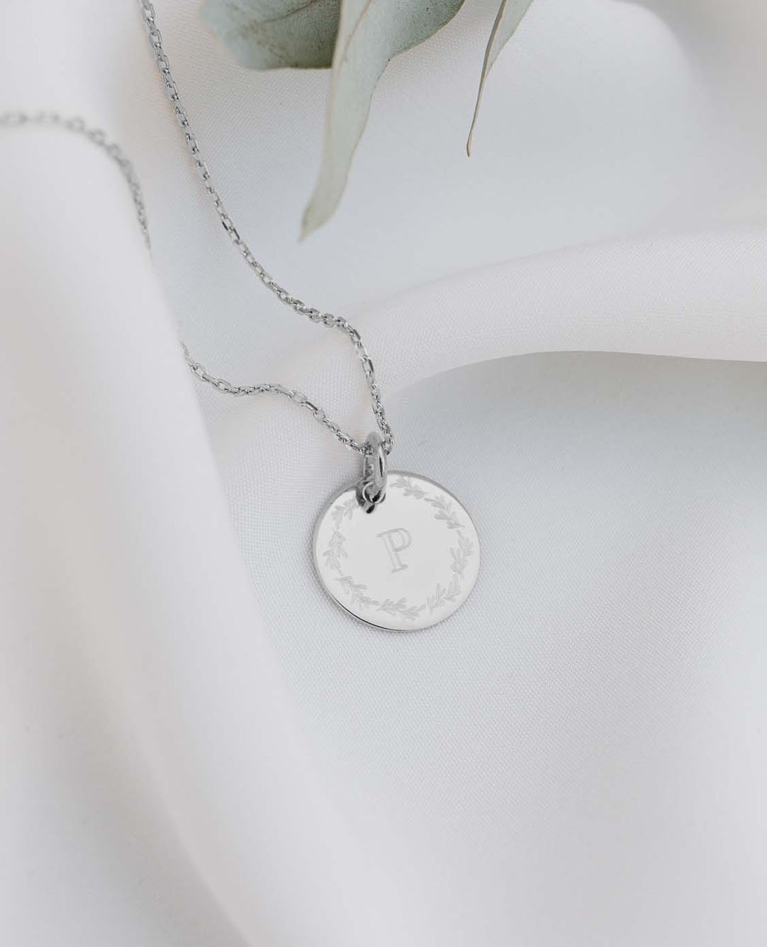Personalisierte Taufmedaille mit Blätterkranz und Initiale aus 925er Silber