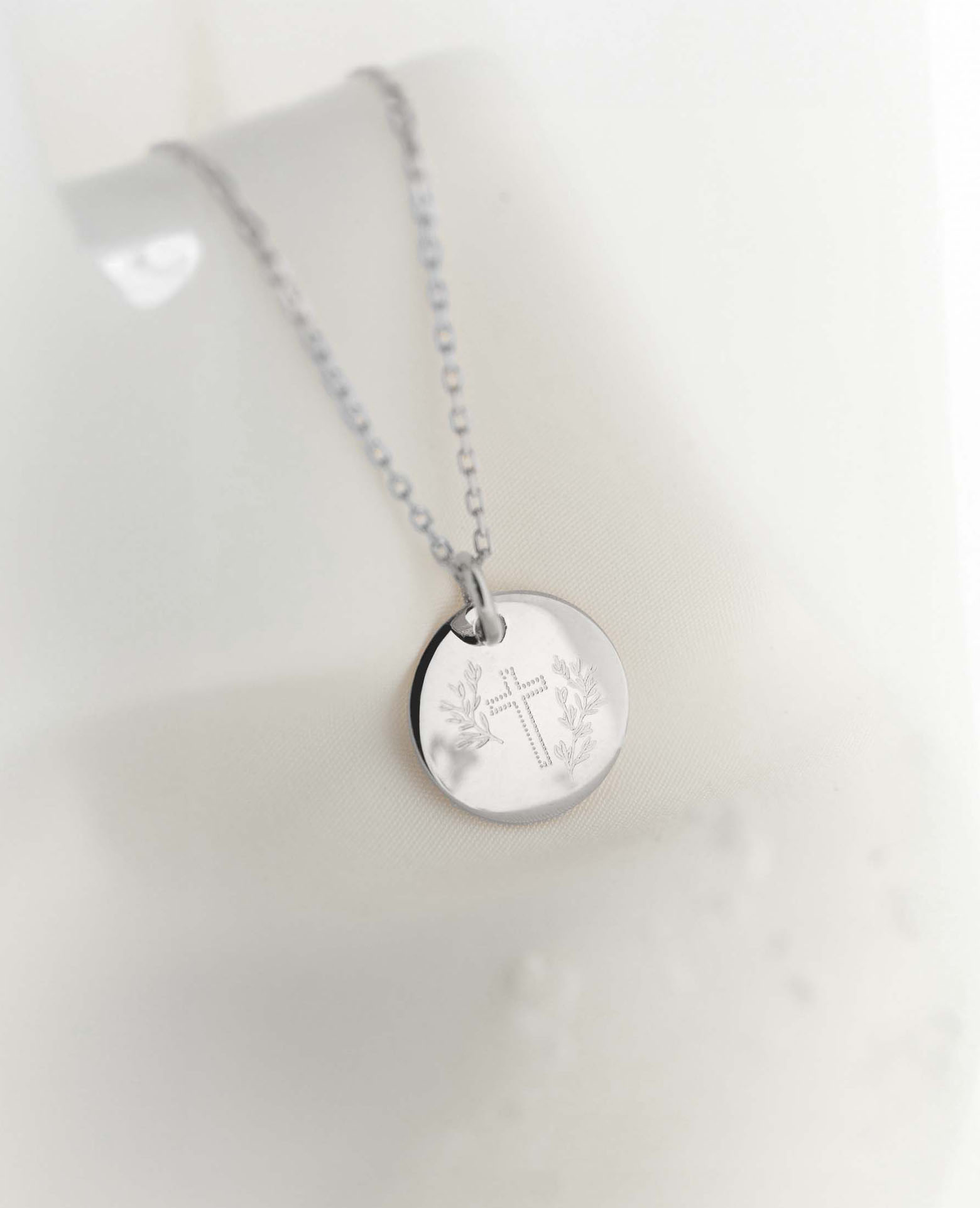Taufmedaille aus massivem Silber mit Kreuz und Olivenzweigen