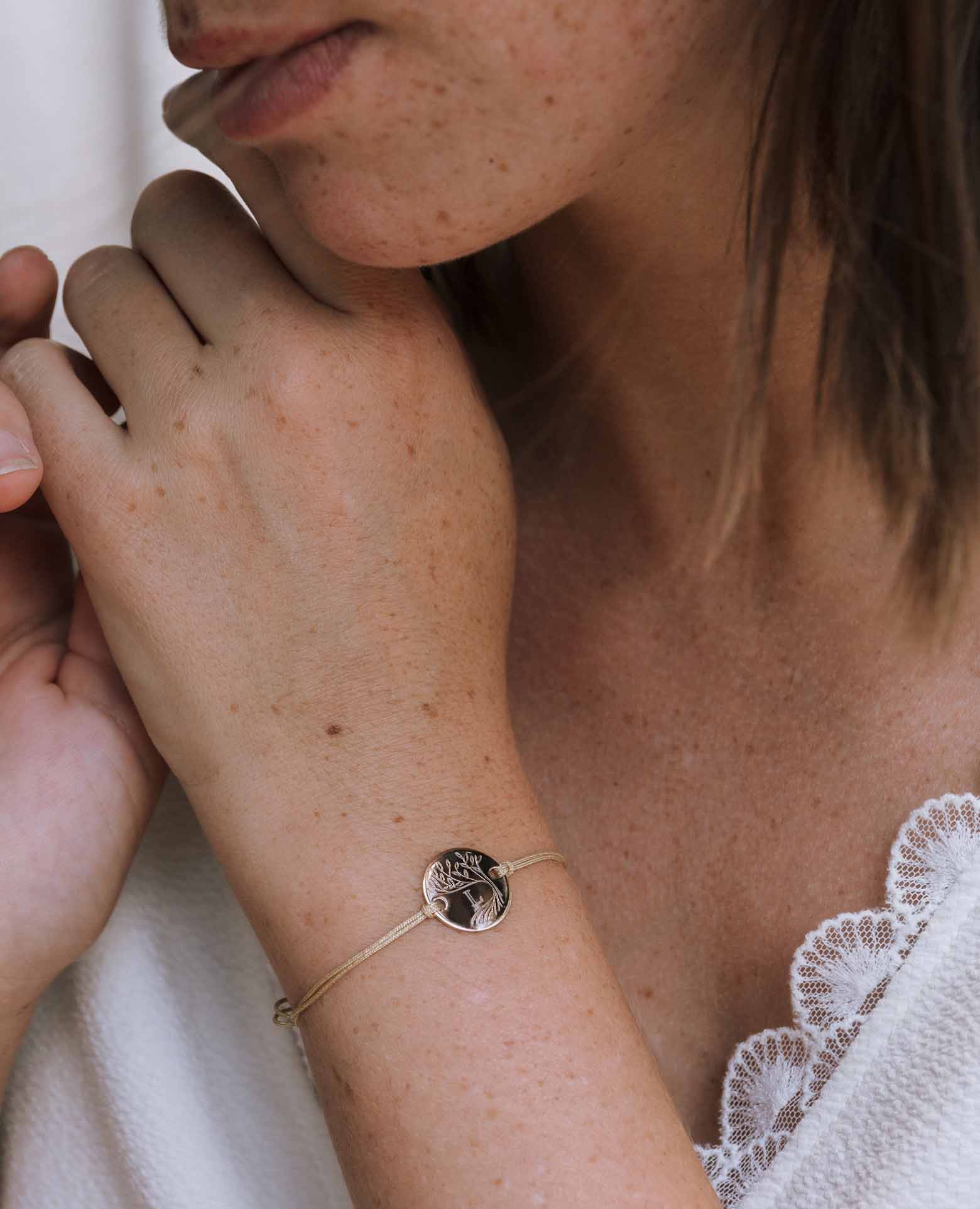 Personalisiertes Armband mit Lebensbaum und Initiale, 18-karätig vergoldet